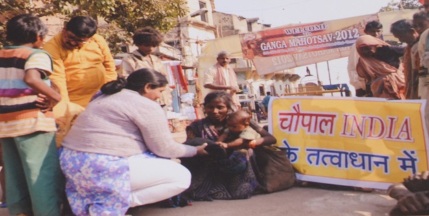 वाराणसी के घाट पर...बच्चों का साथ...